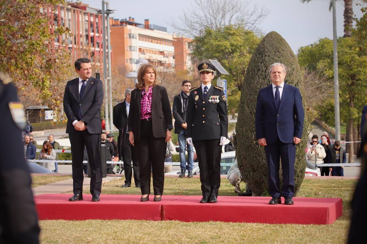 El alcalde de Córdoba, la subdelegada del Gobierno, la comisaria jefa de la Policía Nacional en Córdoba, y el presidente de la Diputación.