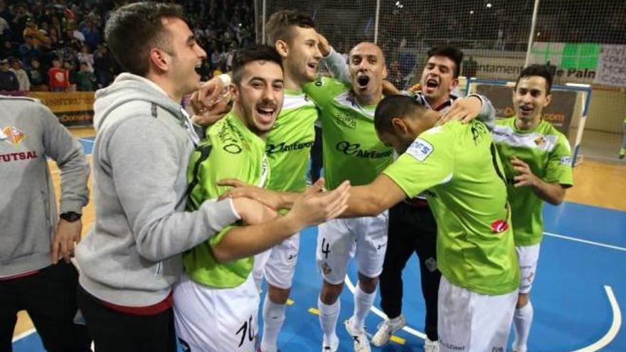 Los jugadores del Palma Futsal celebran la clasificación al final del partido.