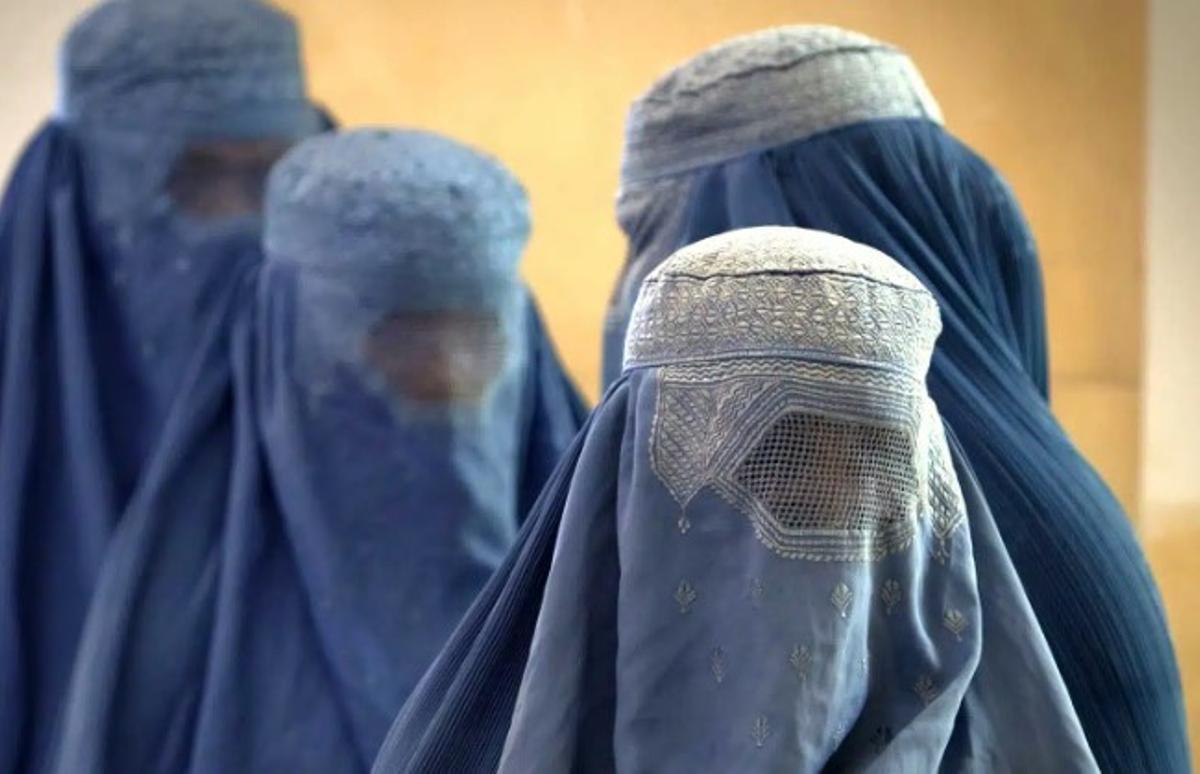 Mujeres ataviadas con el burka.