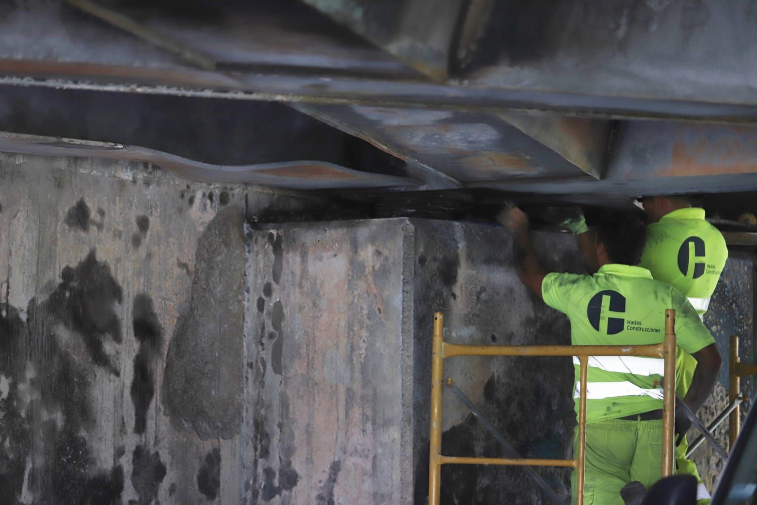 Tareas de reparación del puente de las flores tras el incendio - Levante-EMV Tareas de reparación del puente de las flores tras el incendio - Levante-EMV