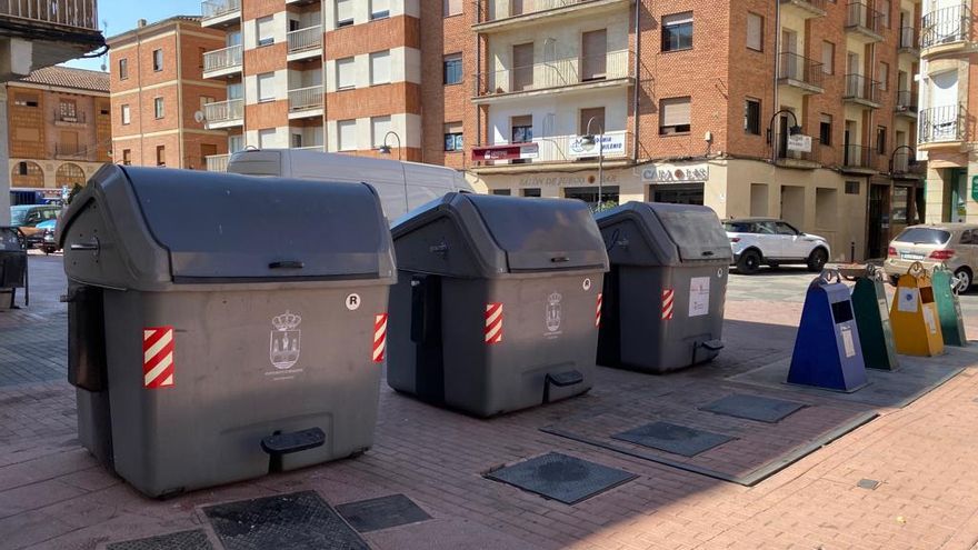 Contenedores de carga lateral, en la Plaza de la Madera.