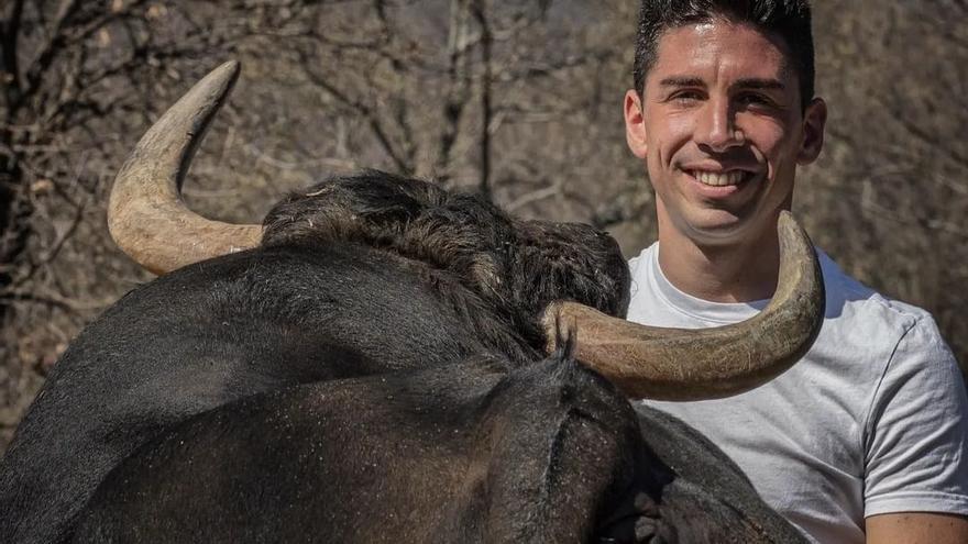 Luis Juanela posa con el astado en su finca de Losar de la Vera.