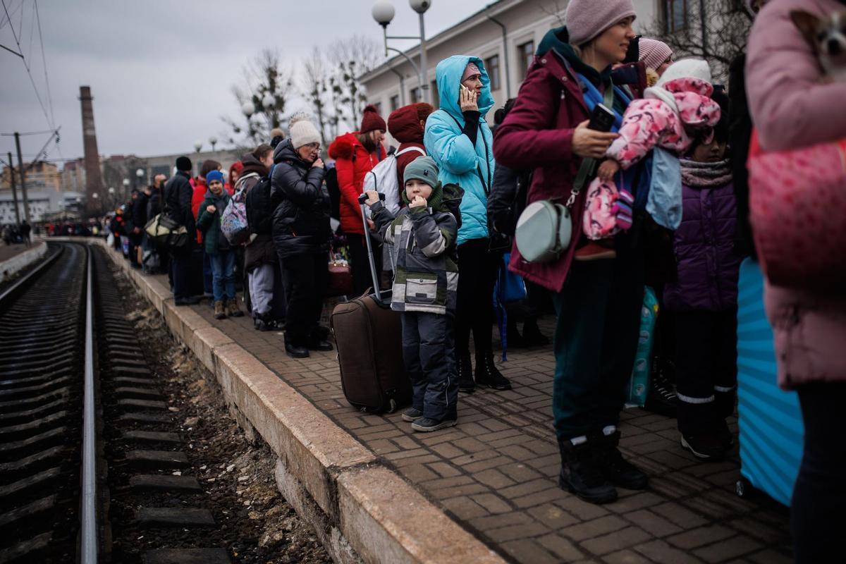 Guerra en Ucrania | El andén número 5 de la estación de Livl, la vía de escape para miles de ucranianos