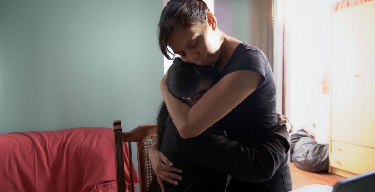 Una madre abraza a su hija.