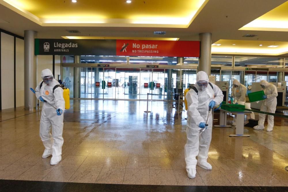 Efectivos de la UME en labores de desinfectación de la estación de tren María Zambrano.