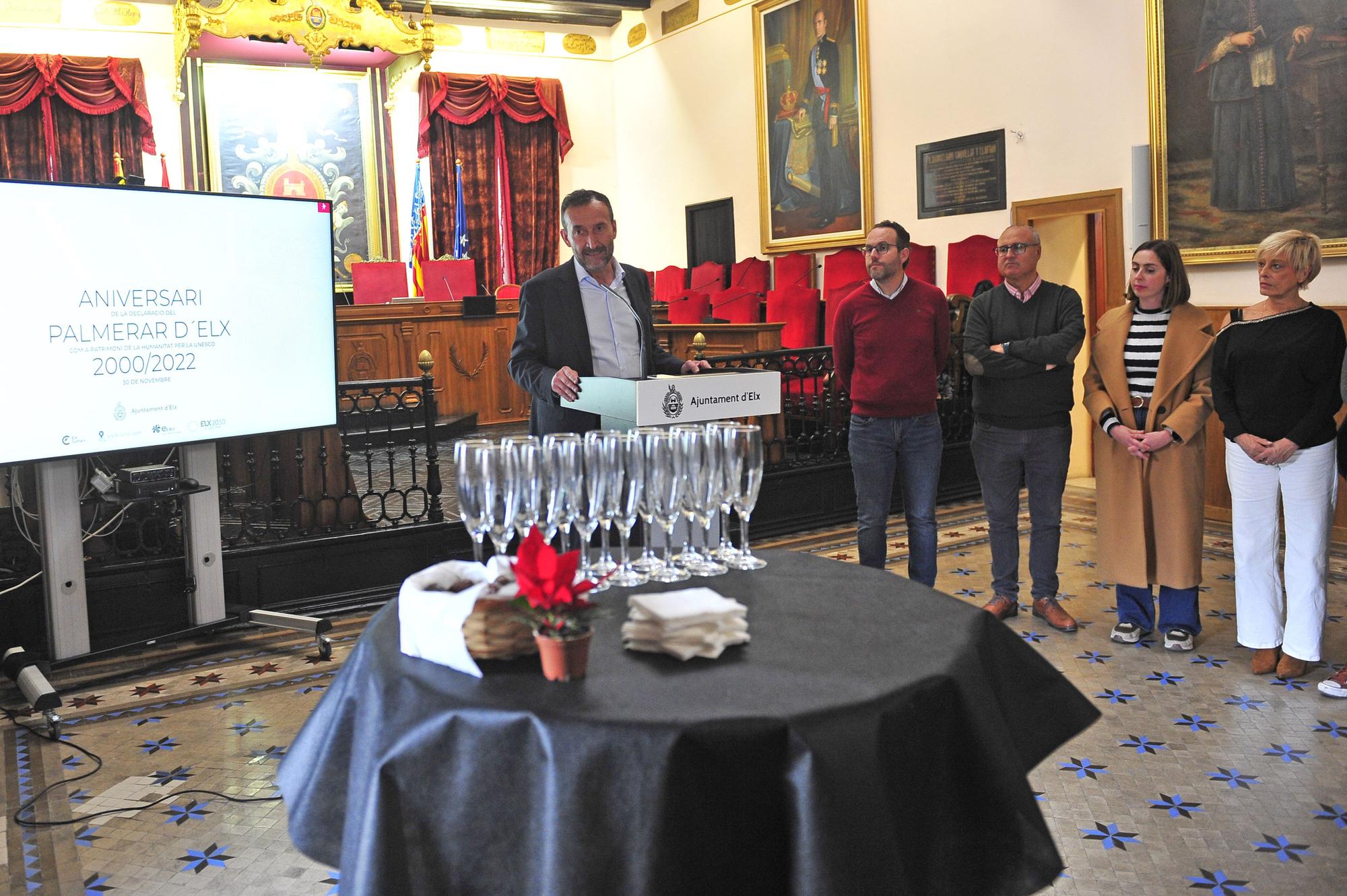 Un momento del brindis en el Ayuntamiento de Elche.