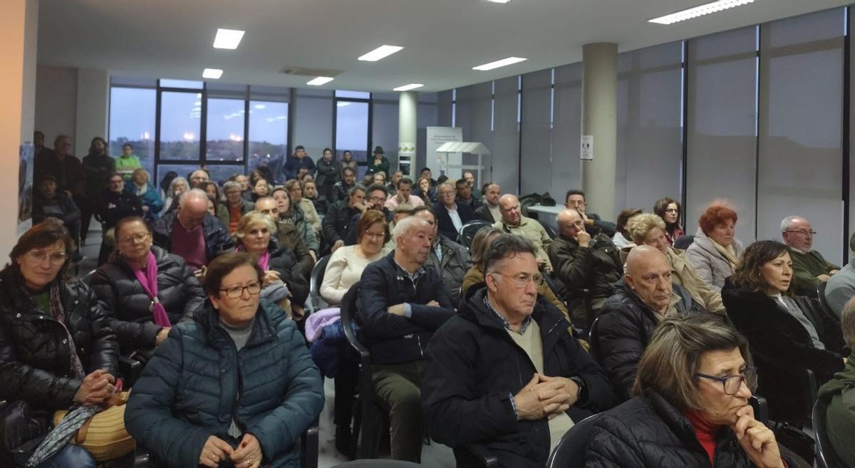 Asistentes ayer a la reunión de la plataforma en Villanueva de Córdoba. | A.M.C.