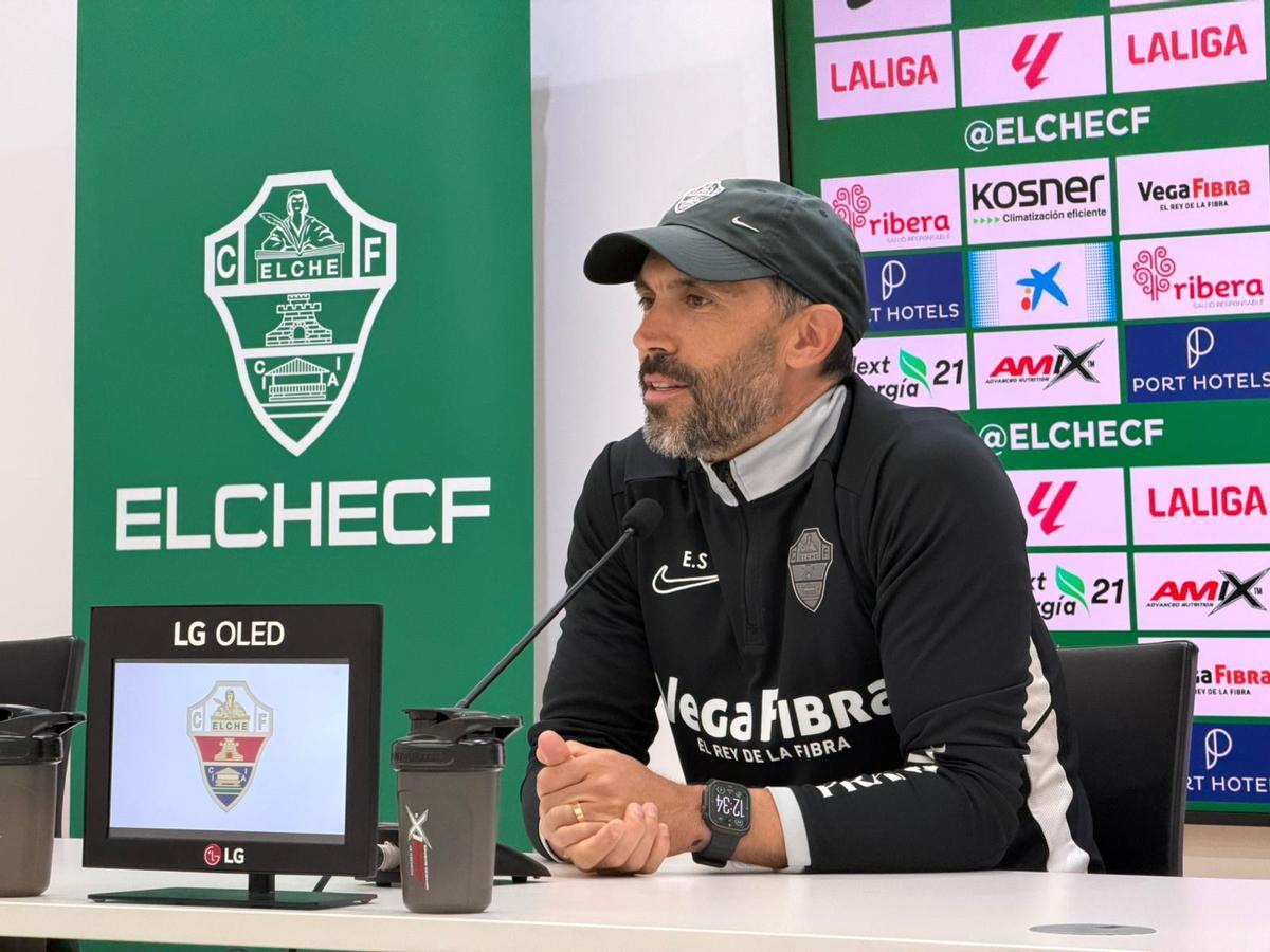 Eder Sarabia escucha una pregunta durante la comparecencia previa al Elche-Valencia, ayer.
