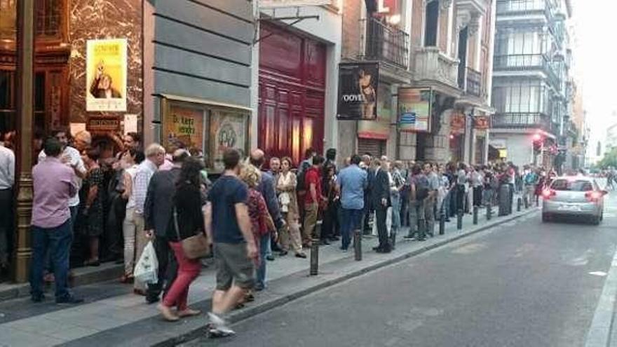 Larga cola en la calle del Barquillo para entrar en el teatro Infanta Isabel.