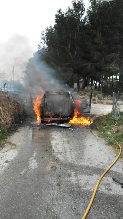 Un coche se incendia y provoca un fuego forestal en Xàbia