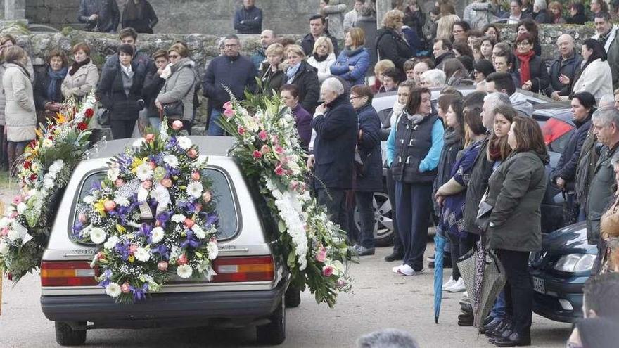 Un momento del entierro, ayer tarde, en Santa María de Oia. // José Lores