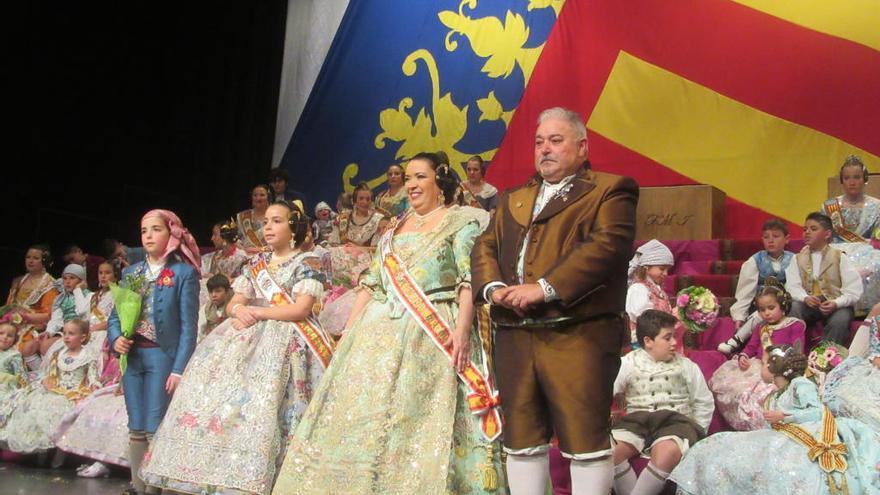 La falla Cristóbal Sorní de Burjassot dona las flores de la ofrenda al personal del Arnau