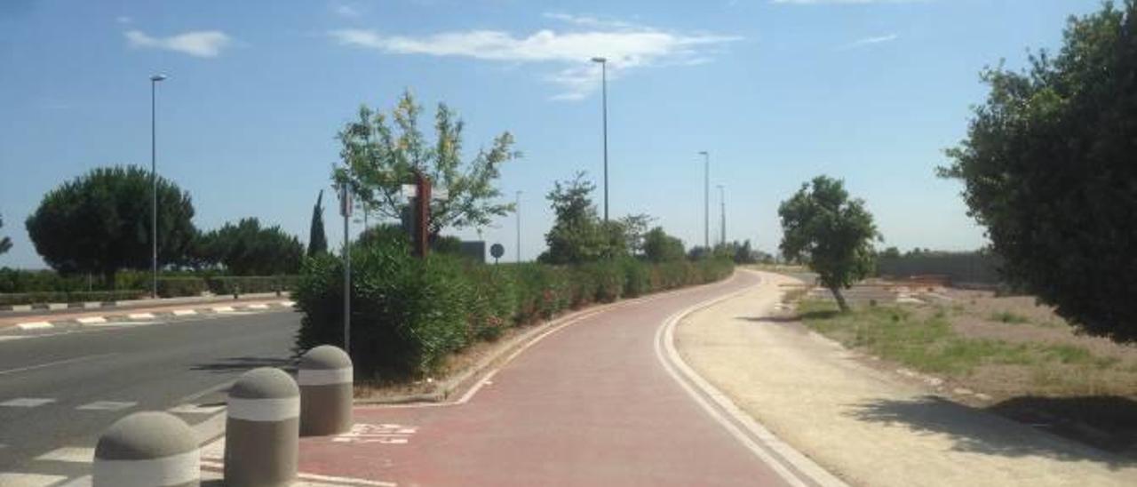 Carril bici y senda peatonal, paralela a la CV-300.