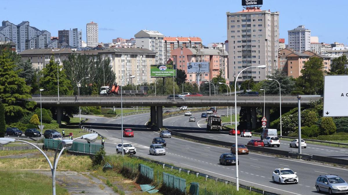 Vista de la avenida de Alfonso Molina, a la altura de Elviña. |   // CARLOS PARDELLAS