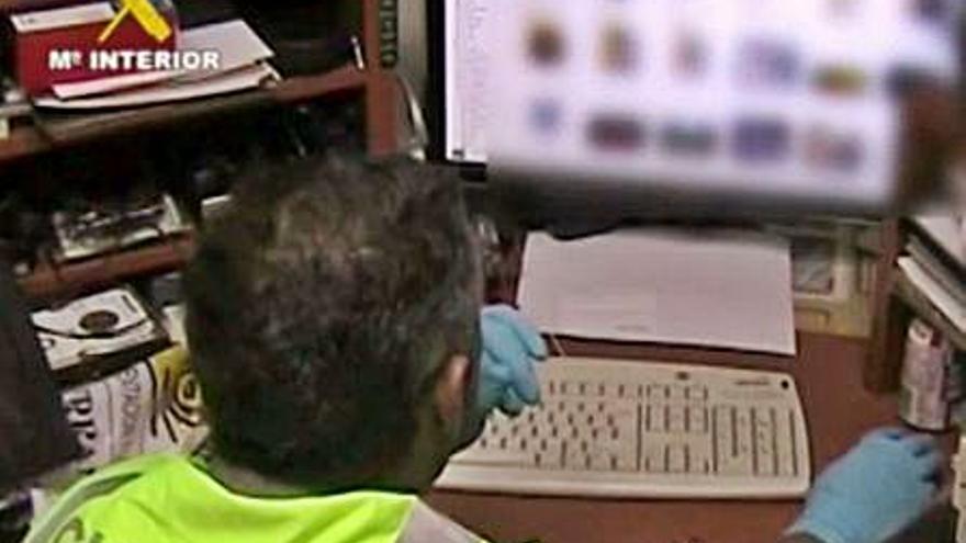Un guardia civil revisa  un ordenador. | G. C.