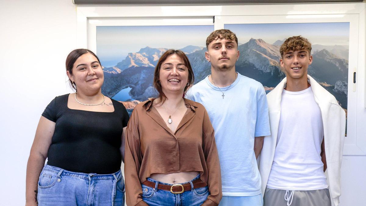 Aitana Cortéz, Eric Febrer y Ángel Mascaró, alumnos de Totheducatiu, junto a Aina Neill, de marrón, técnica que impartió los talleres en el centro.