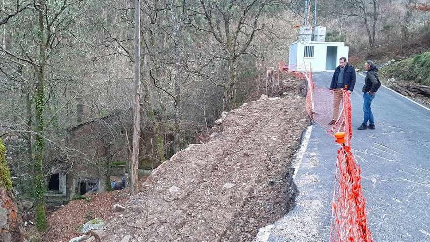 El alcalde observa el inicio de las obras que incluye la mejora de los accesos. // FdV