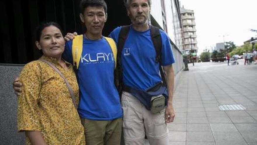 Mingma Dorji Sherpa, su esposa, Dolma Sherpa, y Jorge Egocheaga, anteayer en Oviedo.