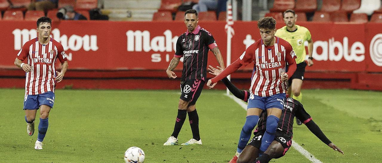 Nacho Méndez intenta irse de Apeh ante la mirada de Manu García y Suso Santana.