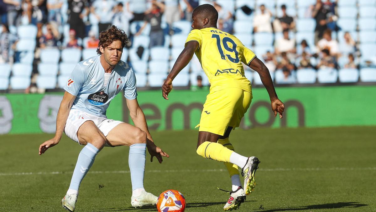 Marcos Alonso ante Pepe, en el partido de este miércoles en Vigo.