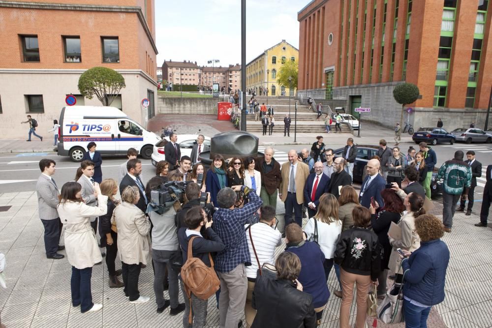 Richard Ford en un encuentro con estudiantes y profesores en la Facultad y Filosofía y Letras