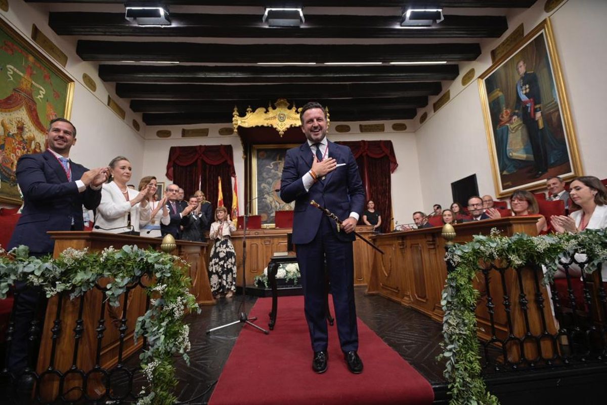 Pablo Ruz, con el bastón de mando de Elche tras ser proclamado alcalde