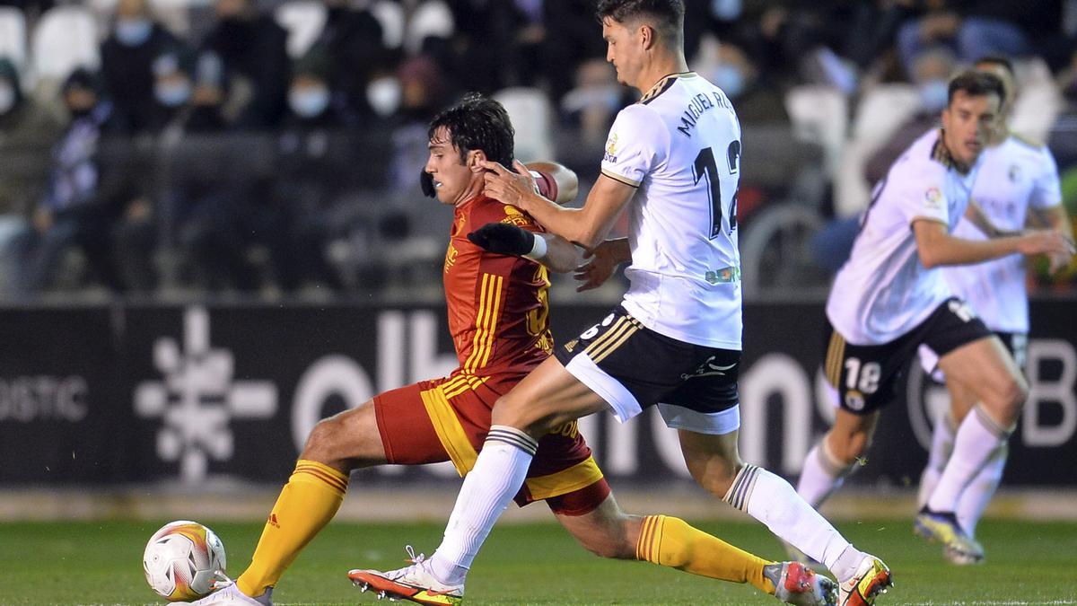 Iván Azón protege un balón en el partido de Burgos.