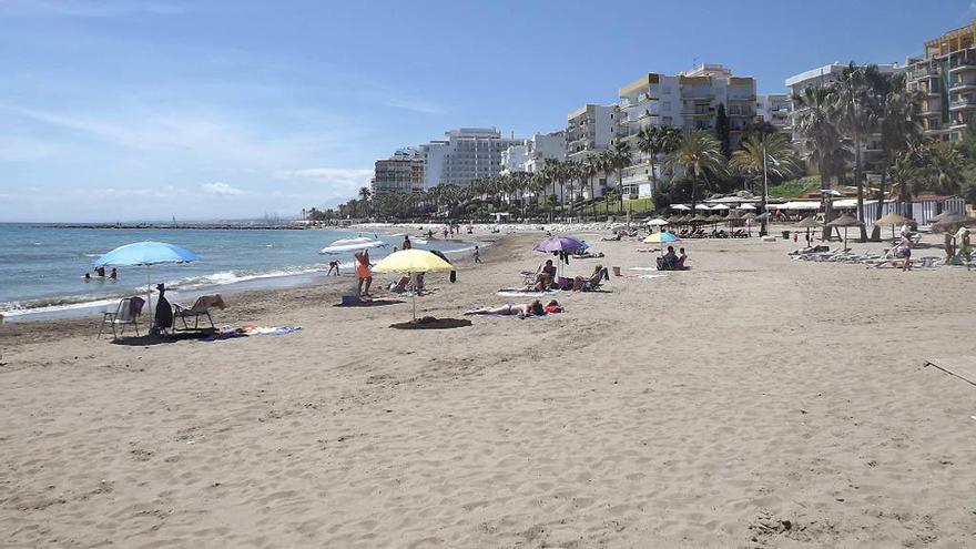 Vista general de la playa de La Bajadilla, en Marbella.