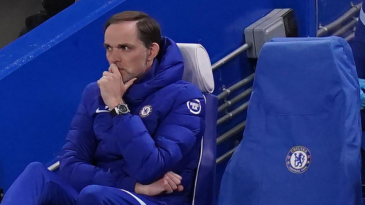 Thomas Tuchel, sentado en el banquillo del Chelsea en Stamford Bridge, en un derbi frente al Arsenal.