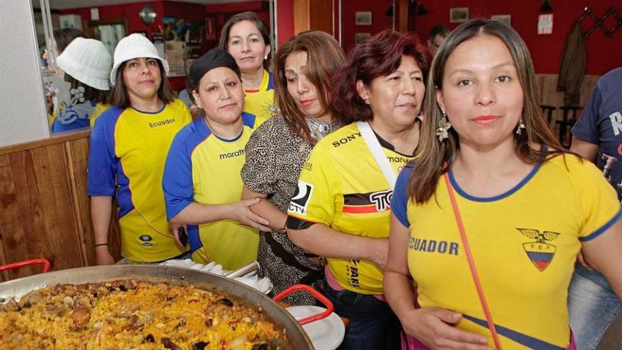 Las voluntarias, con la paella solidaria.