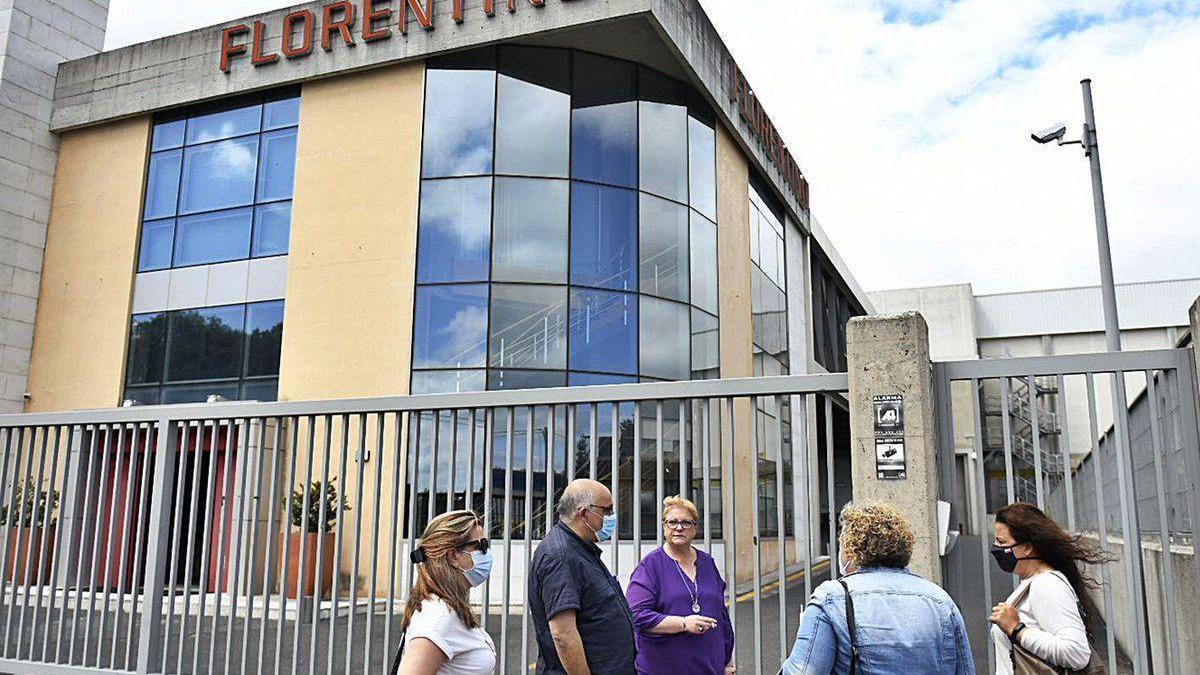 Representantes sindicales, ayer, delante de la factoría antes de entrar a la reunión.