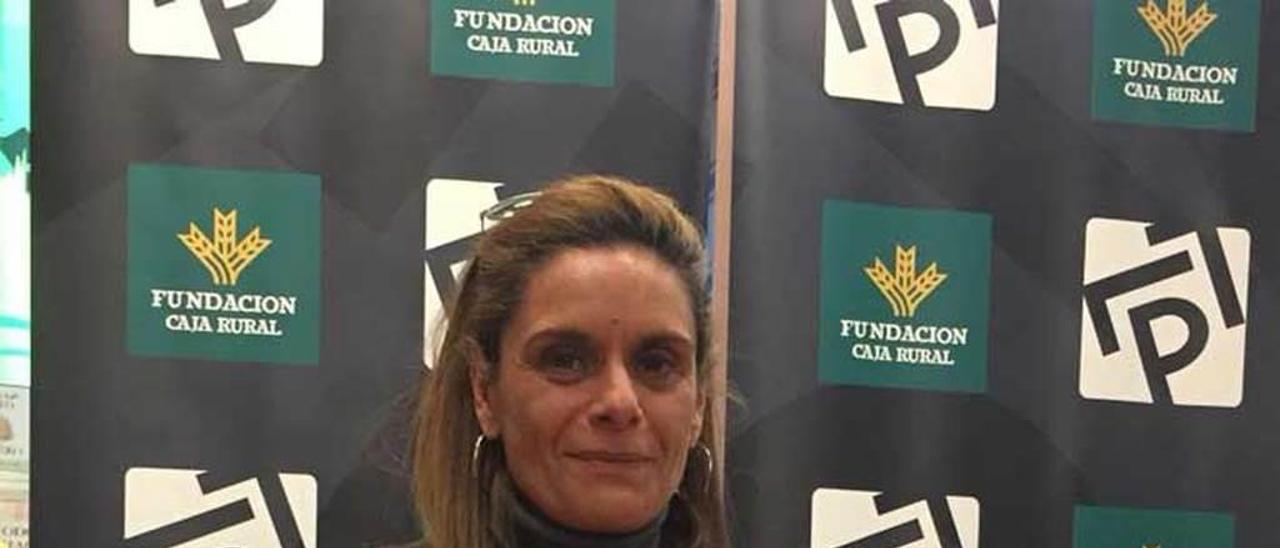 Leticia Sierra, con un ejemplar de su novela &quot;Animal&quot;.