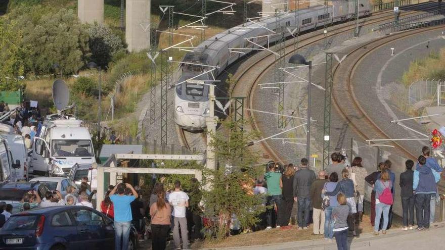 Homenaje a las víctimas del Alvia en el lugar donde descarriló el tren. // Xoán Álvarez