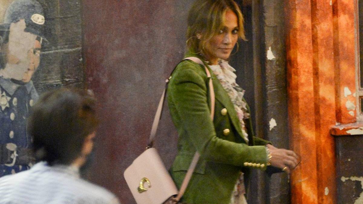 Jennifer Lopez con chaqueta verde de Balmain sobre un vestido de flores