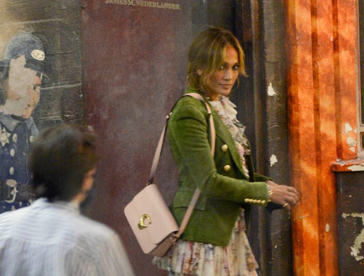 Jennifer Lopez con chaqueta verde de Balmain sobre un vestido de flores
