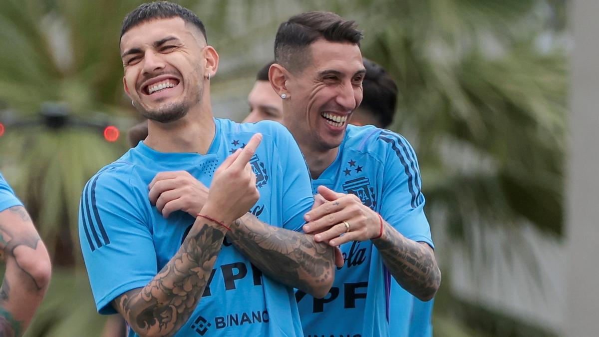 Leandro Paredes y Ángel di María bromean en el primer entrenamiento de Argentina en Ezeiza.