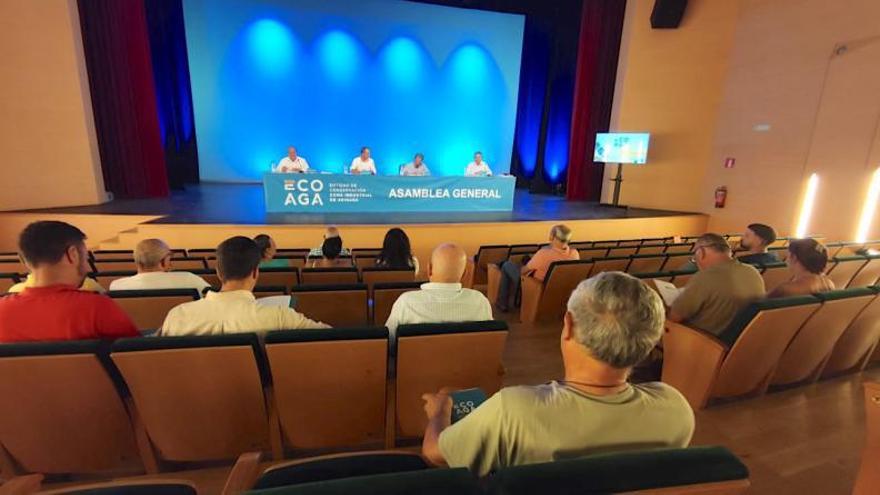 Los representantes de Ecoaga y el alcalde Hernández, ayer.