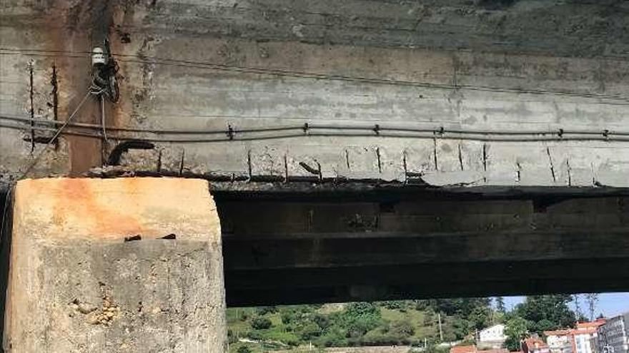 La estructura del puente de Ribadesella, con algunos daños.