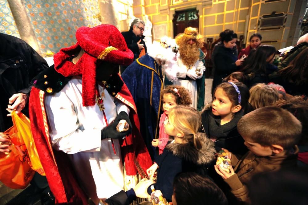 Los Reyes Magos reciben a los niños en la Basílica de San Juan de Oviedo