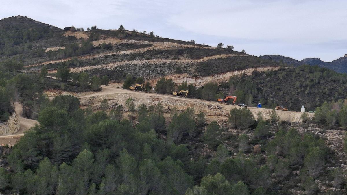 La promotora ha abierto los viales en plena montaña y está construyendo los chalés