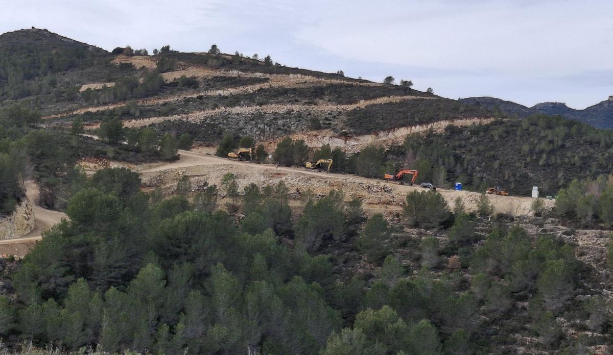 La promotora ha abierto los viales en plena montaña y está construyendo los chalés