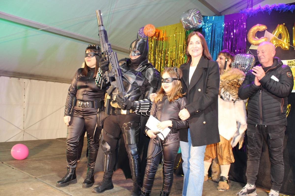 Uno de los grupos del desfile de Lugones.