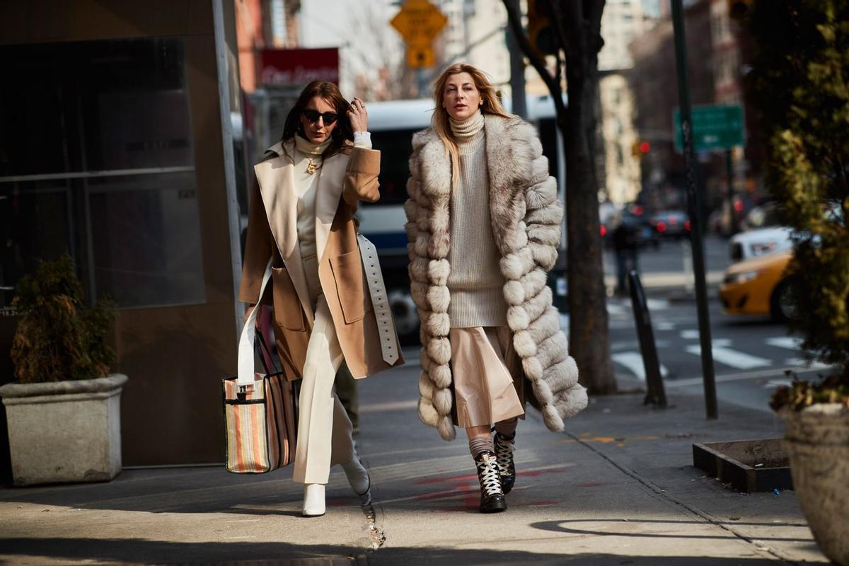 'Twinning' en combinación de tonos neutros en el 'street style' de Nueva York