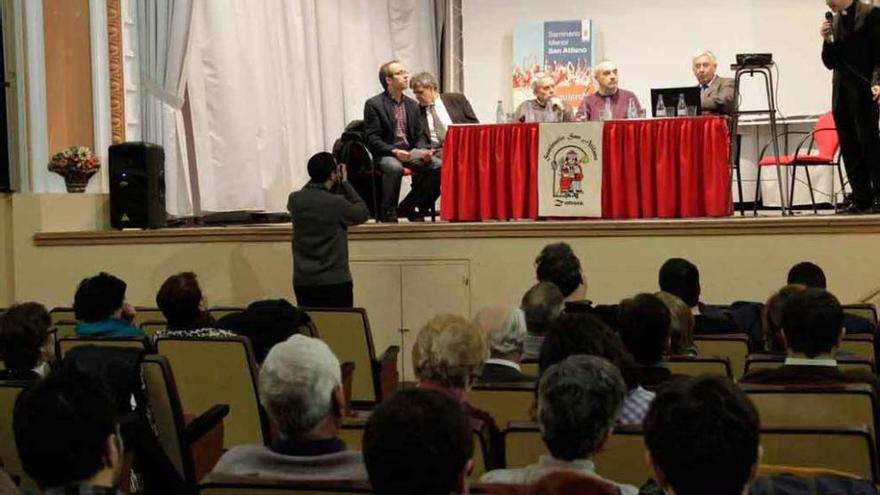 Los integrantes de la mesa, durante el momento de su presentación en el teatro del seminario.