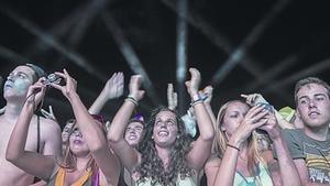 Las primeras y entusiastas filas del escenario del Barcelona Beach Festival.