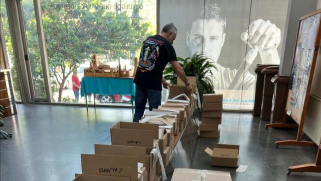 Un funcionario revisa las papeletas destinadas a los colegios electorales de Cangas. |