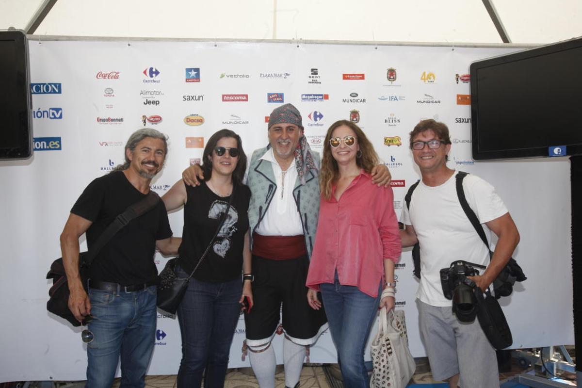 El presidente de la Federación de Hogueras, Manuel Jiménez, en el centro, con los fotógrafos Manuel Lorenzo y Rafa Arjones y las periodistas de INFORMACIÓN Carolina Pascual y Sol Giménez