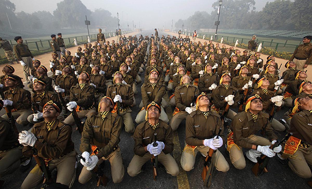 Soldats indis fent exercicis d’estiraments després dels assajos per a la desfilada del Dia de la República.