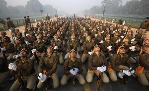 Soldats indis fent exercicis d’estiraments després dels assajos per a la desfilada del Dia de la República.