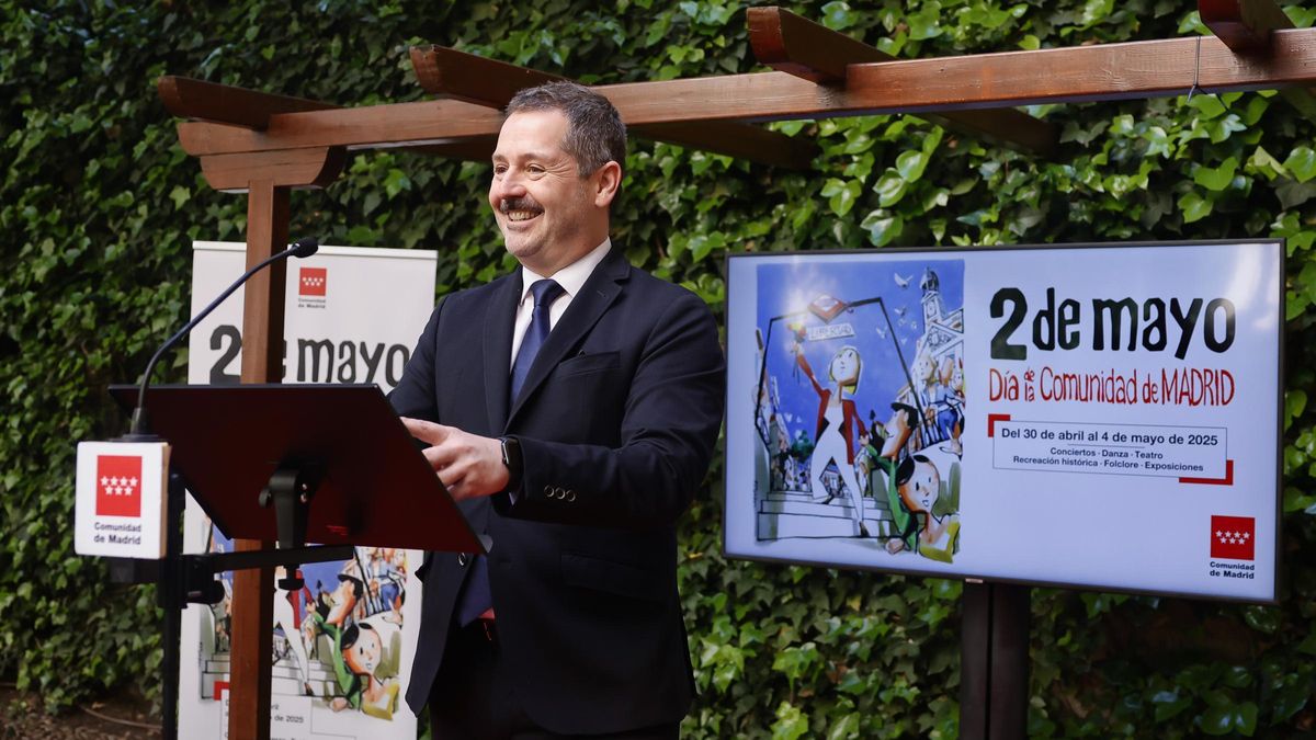 El consejero de Cultura, Turismo y Deporte de la Comunidad de Madrid, Mariano de Paco, ante el cartel de las fiestas del Dos de Mayo de este año.